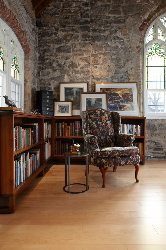 Idée de décoration pour un bureau urbain de taille moyenne avec une bibliothèque ou un coin lecture, un mur gris, parquet clair, aucune cheminée, un bureau intégré et un sol beige.