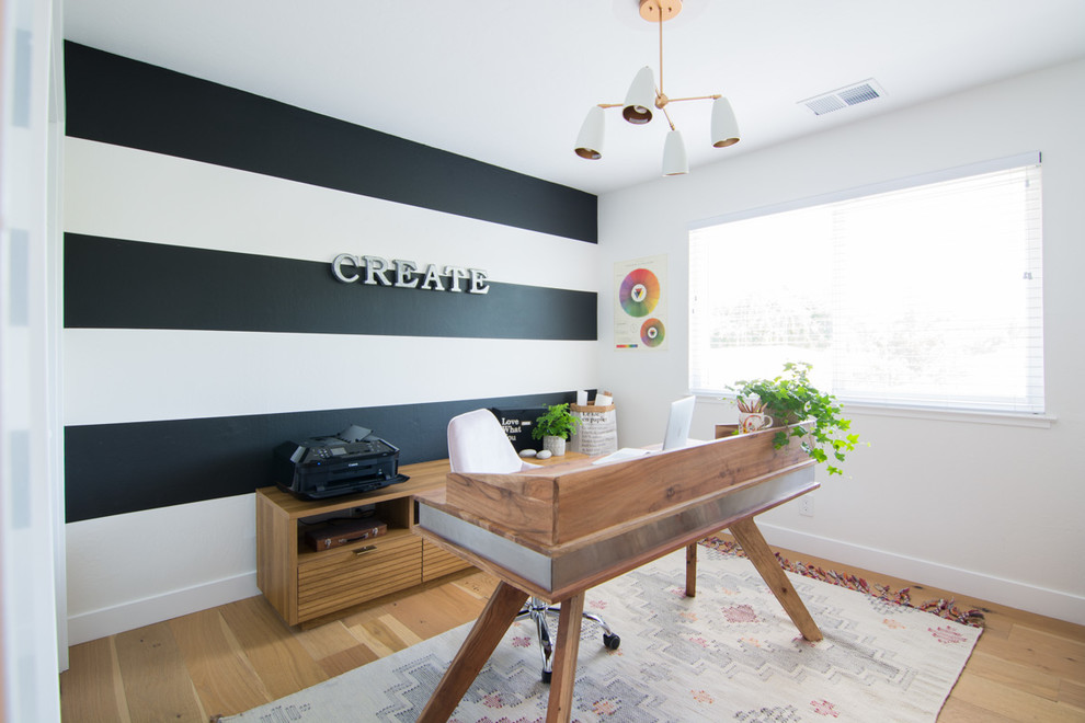 Kleines Eklektisches Arbeitszimmer mit bunten Wänden, hellem Holzboden und freistehendem Schreibtisch in San Francisco