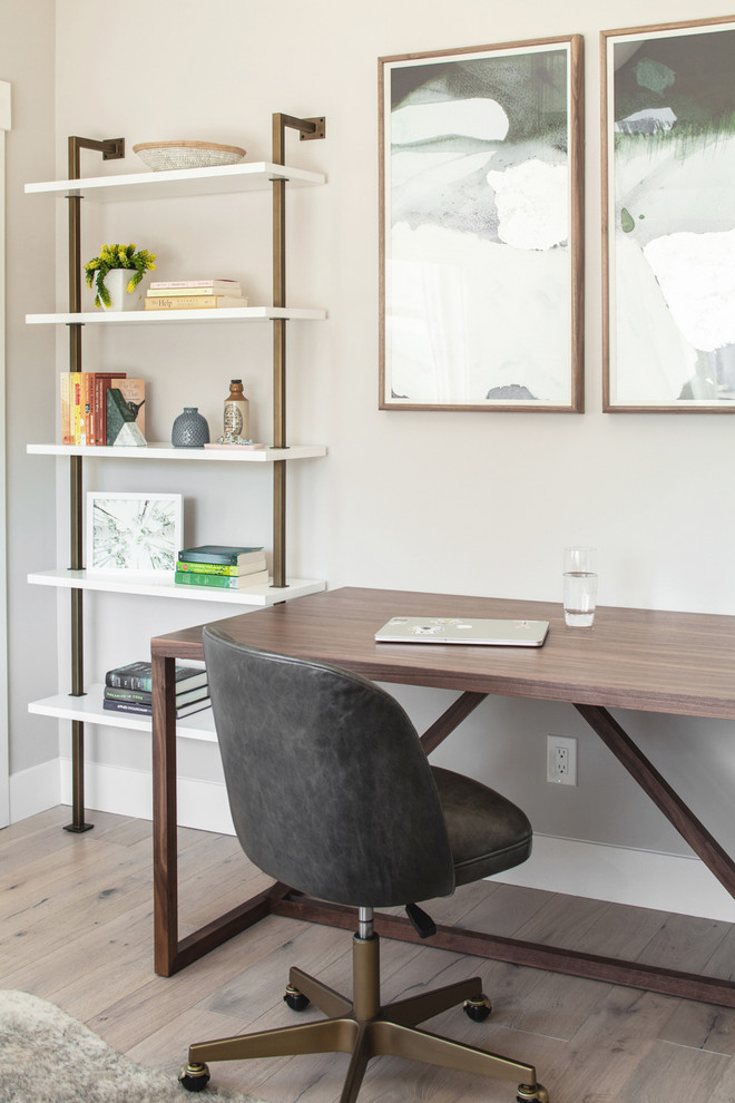 Modelo de despacho costero con paredes grises, suelo de madera clara y escritorio independiente