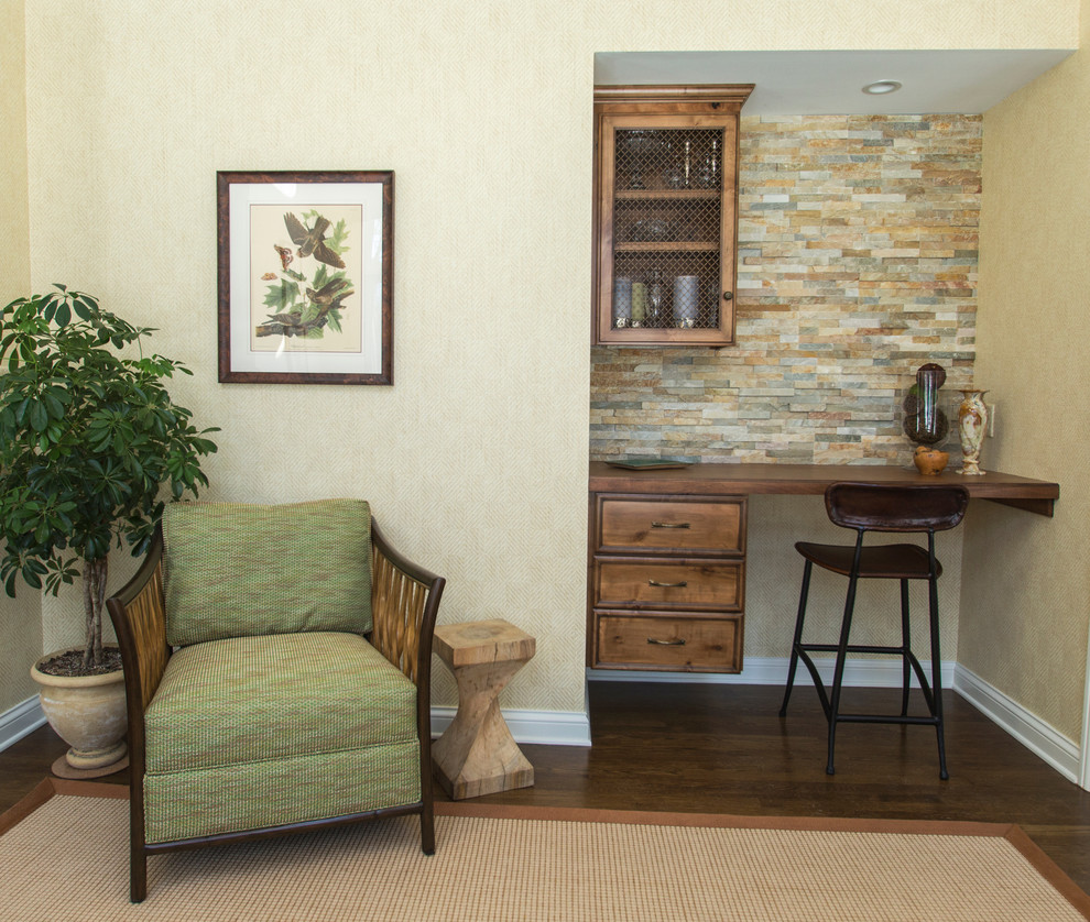 Exemple d'un petit bureau chic avec un mur beige, parquet foncé, aucune cheminée et un bureau intégré.