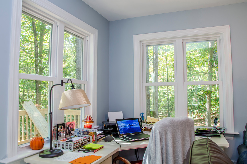 Exemple d'un grand bureau chic avec un mur bleu, moquette, un bureau indépendant et un sol beige.