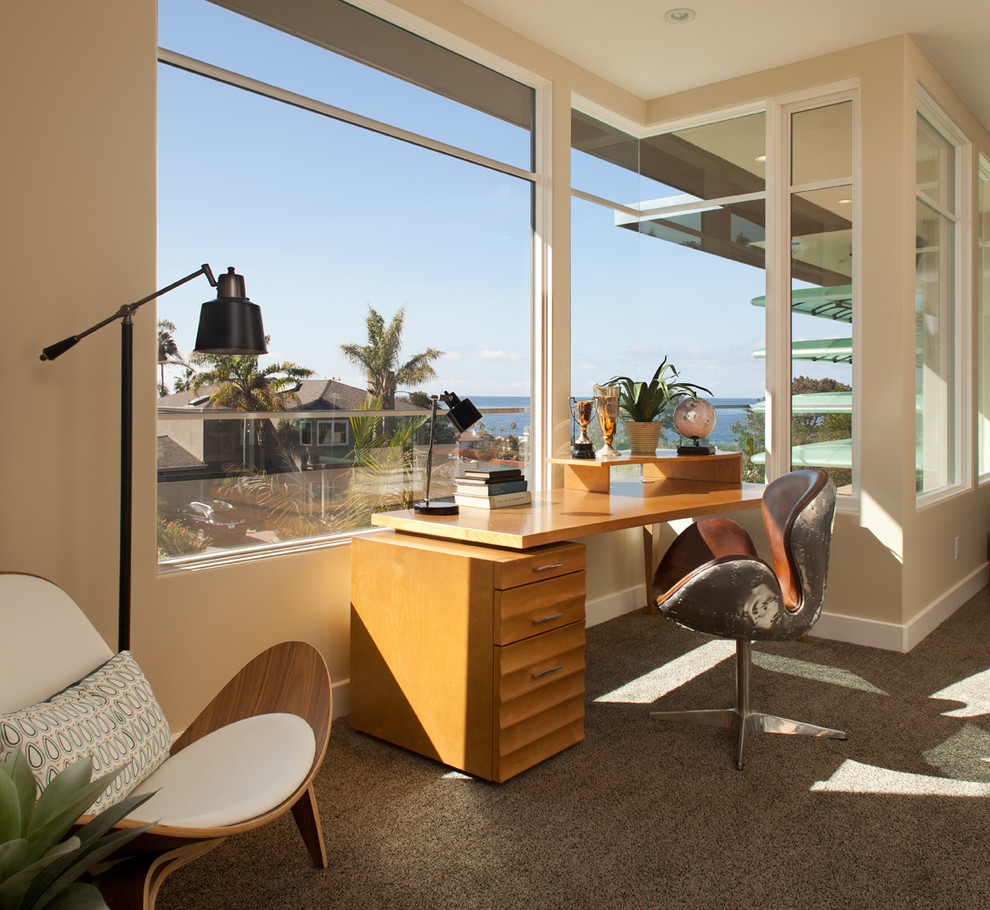 Imagen de despacho contemporáneo de tamaño medio con paredes beige, moqueta y escritorio independiente
