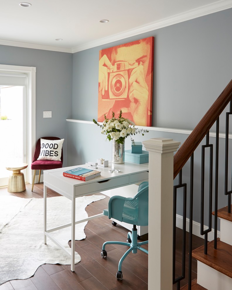 Inspiration för ett vintage arbetsrum, med blå väggar, klinkergolv i porslin, ett fristående skrivbord och brunt golv
