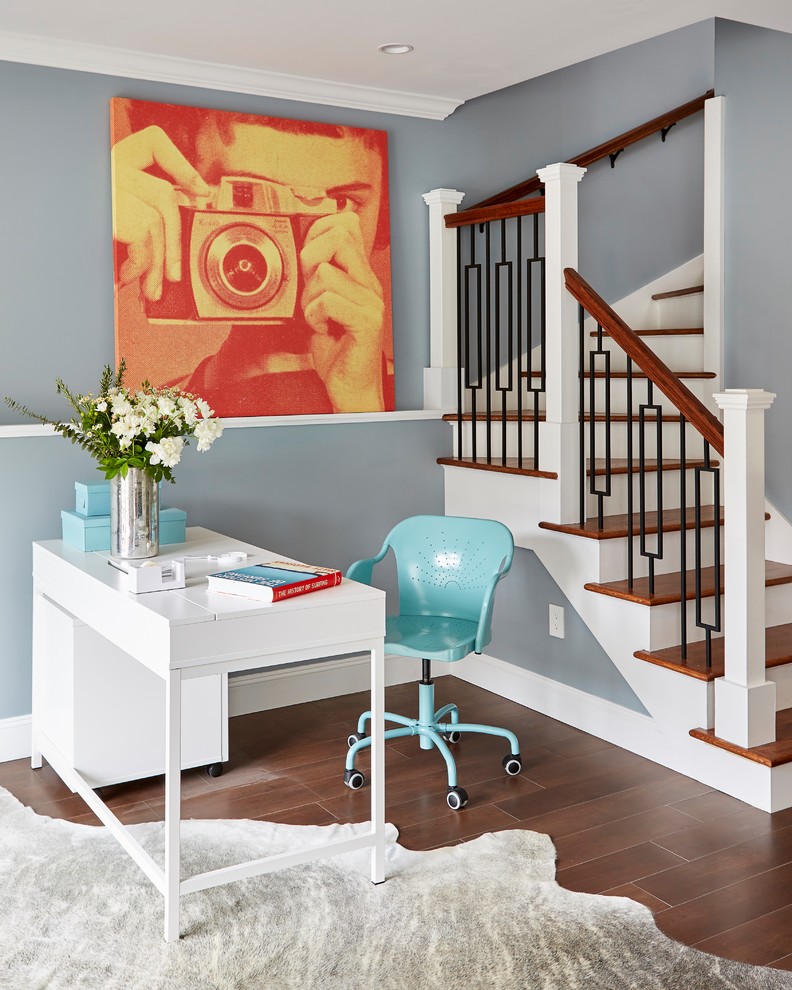 Esempio di uno studio classico con pareti blu, scrivania autoportante, pavimento in gres porcellanato, nessun camino e pavimento marrone