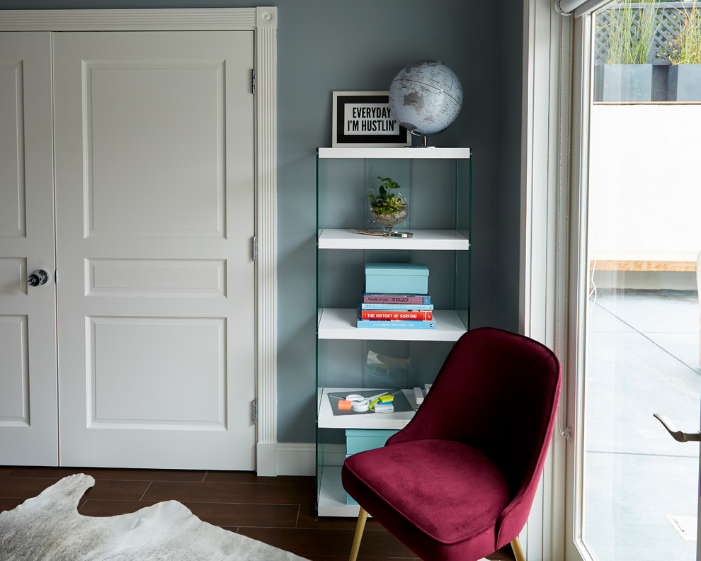 Идея дизайна: кабинет среднего размера в стиле неоклассика (современная классика) с серыми стенами, полом из керамогранита и коричневым полом без камина