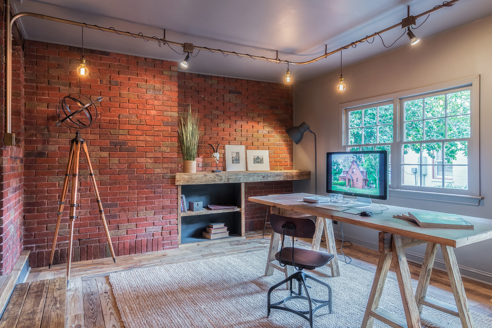 他の地域にあるインダストリアルスタイルのおしゃれなホームオフィス・書斎 (グレーの壁、淡色無垢フローリング、自立型机、茶色い床) の写真