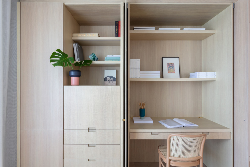 Kleines Modernes Arbeitszimmer ohne Kamin mit Arbeitsplatz und Einbau-Schreibtisch in Miami