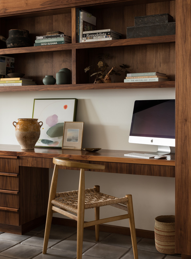 Diseño de despacho vintage con paredes blancas, escritorio empotrado y suelo gris