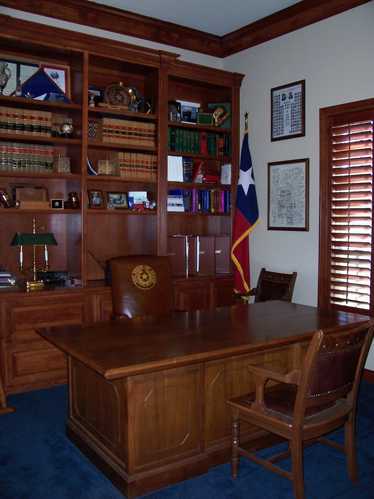 Ejemplo de despacho tradicional de tamaño medio sin chimenea con paredes blancas, moqueta y escritorio independiente