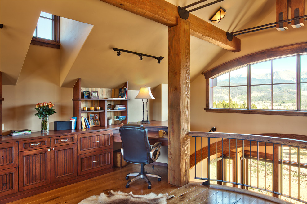 Design ideas for a rustic home office in Denver.