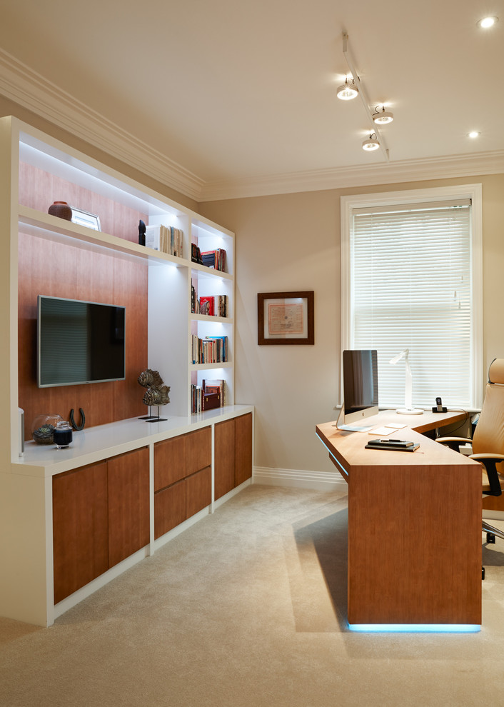 Inspiration for a modern home office in Orange County.