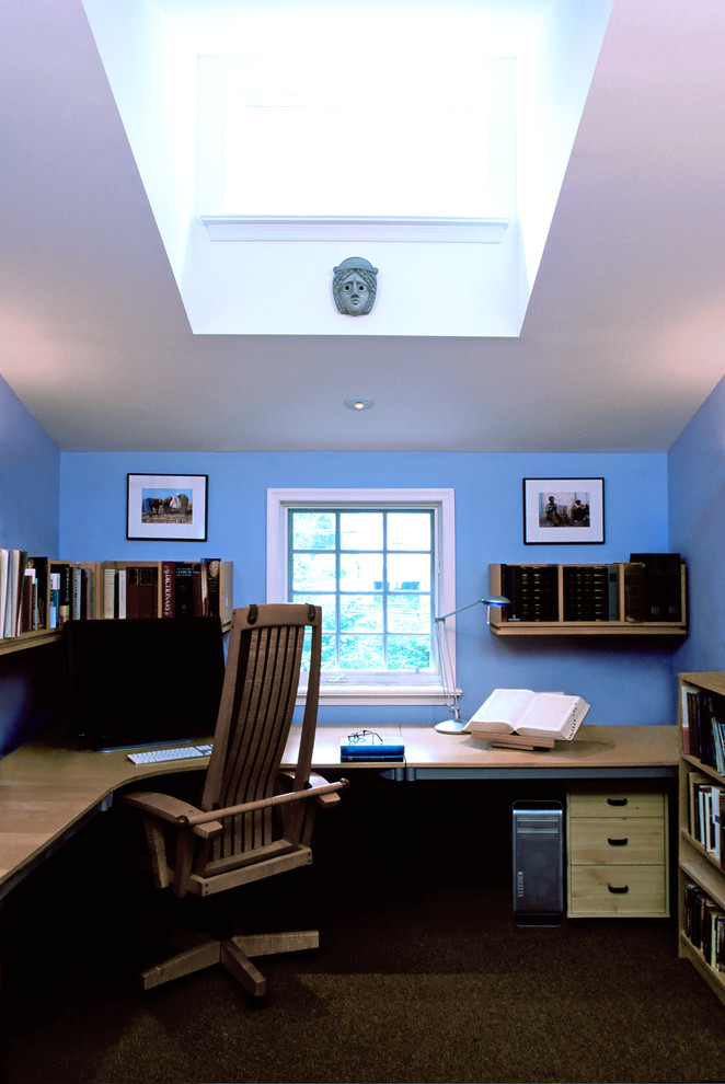 Cette image montre un bureau traditionnel de taille moyenne avec un mur bleu, moquette, un bureau intégré et aucune cheminée.