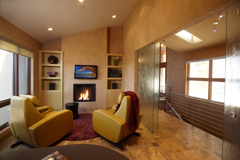 ミネアポリスにあるコンテンポラリースタイルのおしゃれなホームオフィス・書斎 (茶色い壁、標準型暖炉、自立型机) の写真