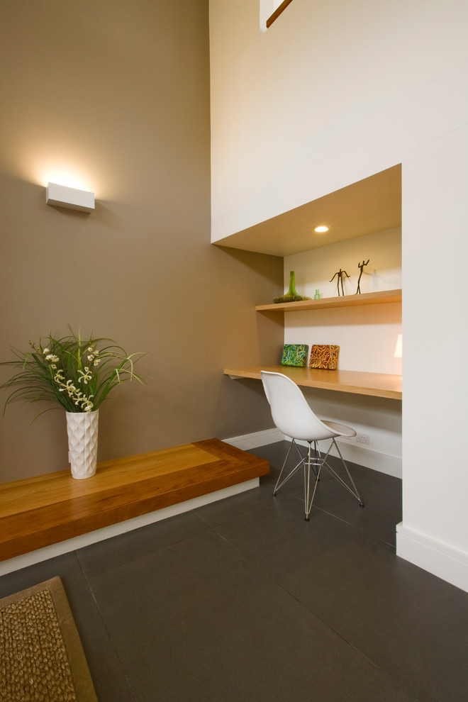 Kleines Modernes Arbeitszimmer ohne Kamin mit Arbeitsplatz, weißer Wandfarbe, Porzellan-Bodenfliesen und Einbau-Schreibtisch in Sydney