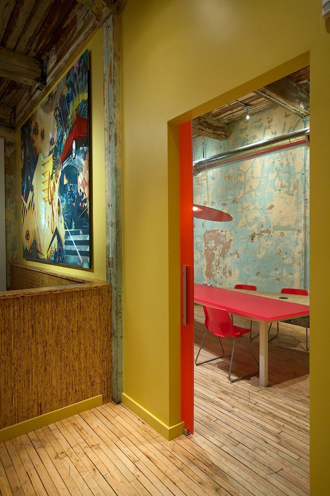 На фото: большой кабинет в стиле лофт с зелеными стенами, светлым паркетным полом и отдельно стоящим рабочим столом