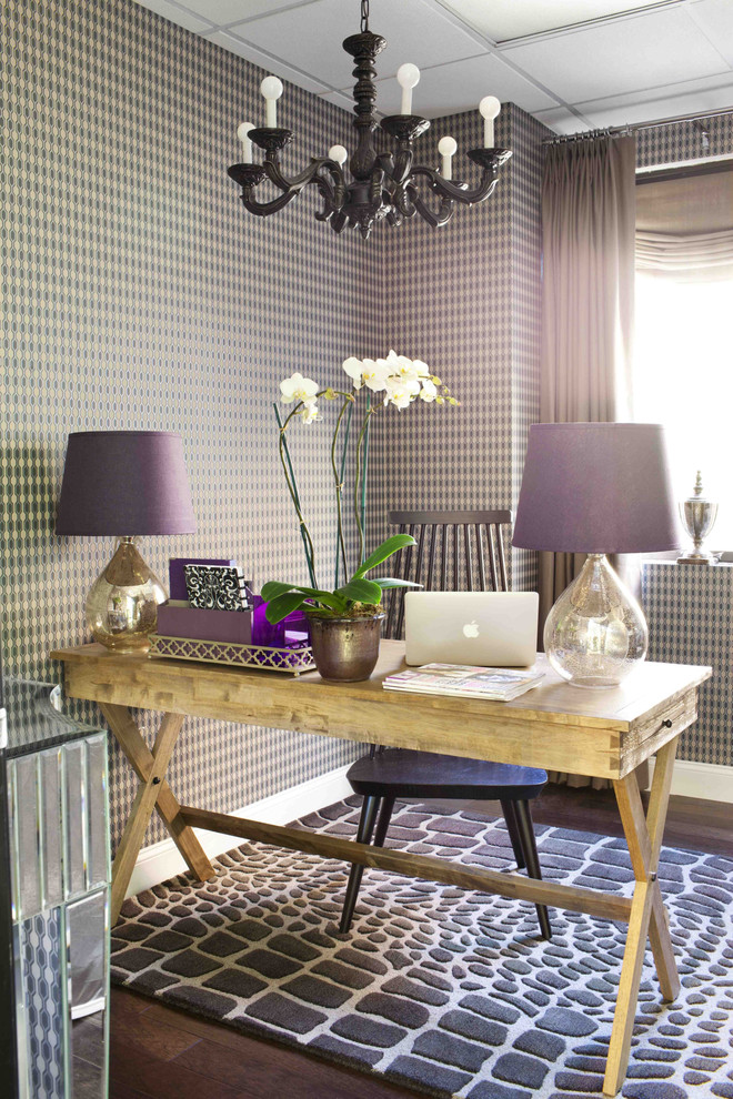 Inspiration för ett mellanstort vintage arbetsrum, med flerfärgade väggar, mellanmörkt trägolv och ett fristående skrivbord