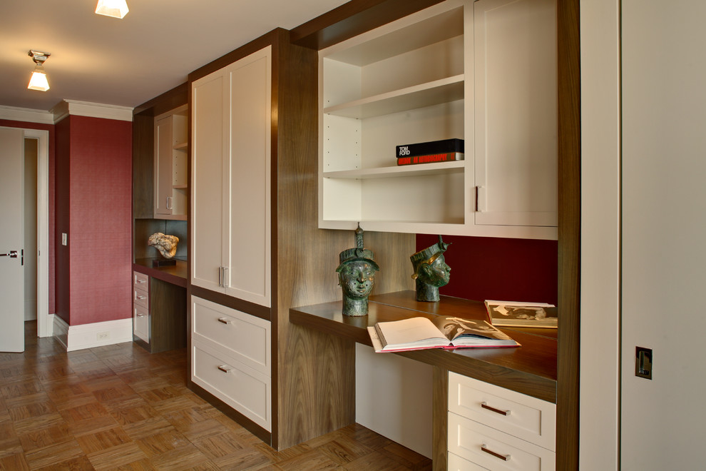 Foto di un grande ufficio classico con pareti rosse, pavimento in legno massello medio, nessun camino e scrivania incassata