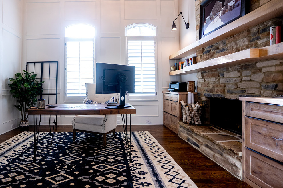 Mittelgroßes Klassisches Arbeitszimmer mit Studio, grauer Wandfarbe, hellem Holzboden, Kamin, Kaminumrandung aus Stein, freistehendem Schreibtisch und braunem Boden in Atlanta