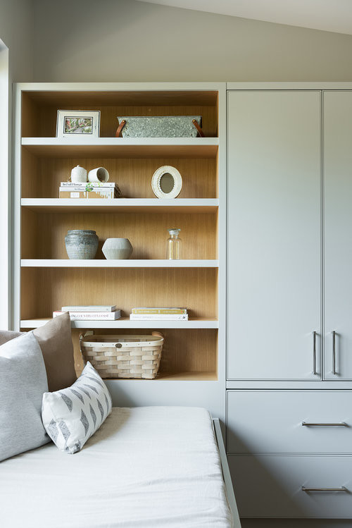На фото: кабинет среднего размера в стиле модернизм с серыми стенами, светлым паркетным полом, встроенным рабочим столом и коричневым полом без камина