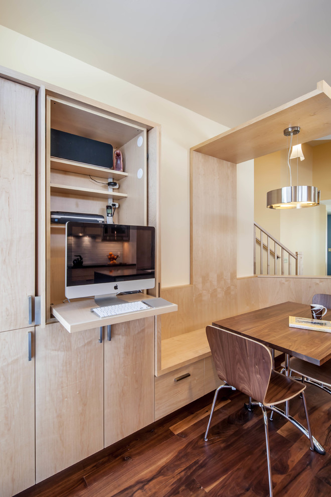 Inspiration för små minimalistiska arbetsrum, med beige väggar, mörkt trägolv, ett inbyggt skrivbord och brunt golv