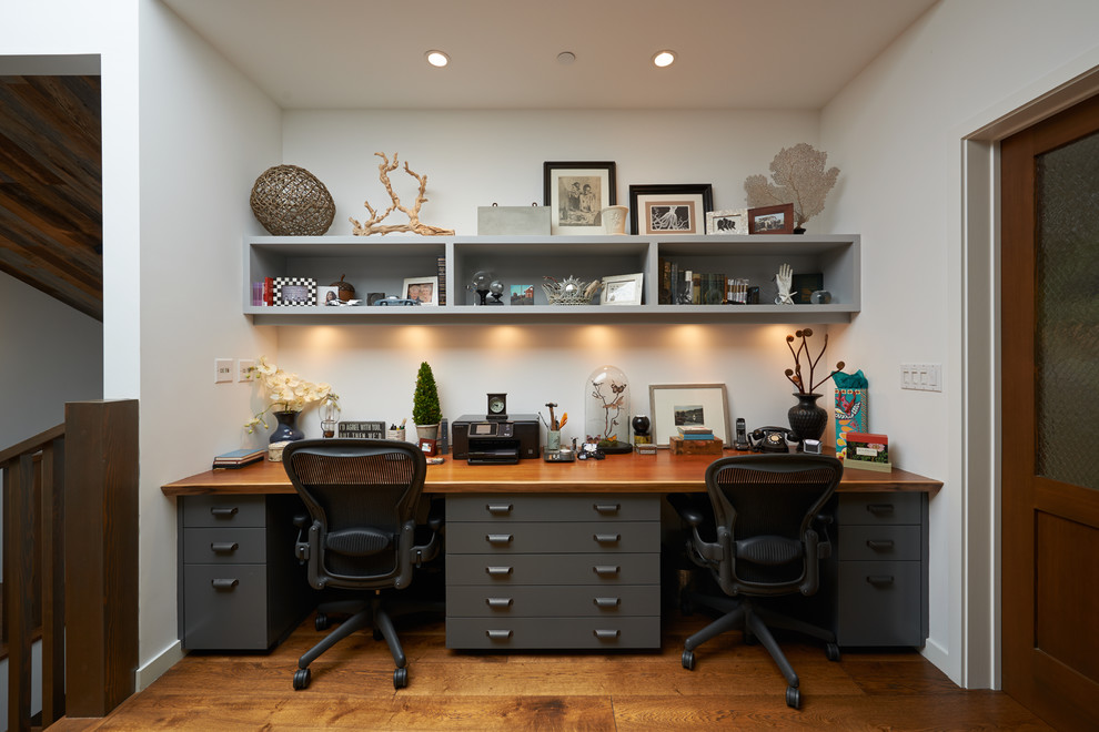 Modern inredning av ett arbetsrum, med ett inbyggt skrivbord