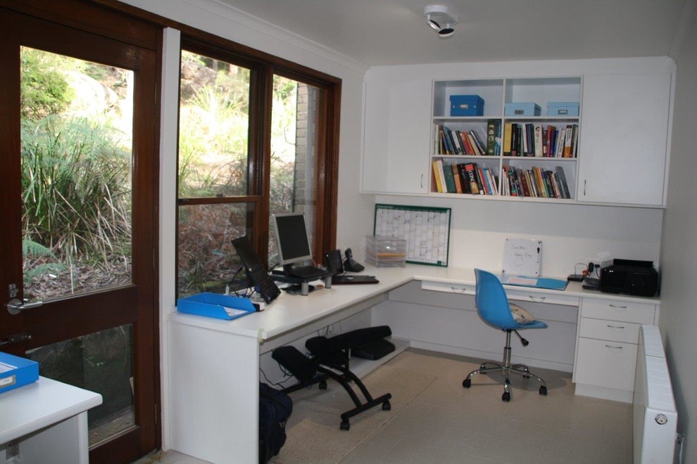 シドニーにあるミッドセンチュリースタイルのおしゃれなホームオフィス・書斎の写真