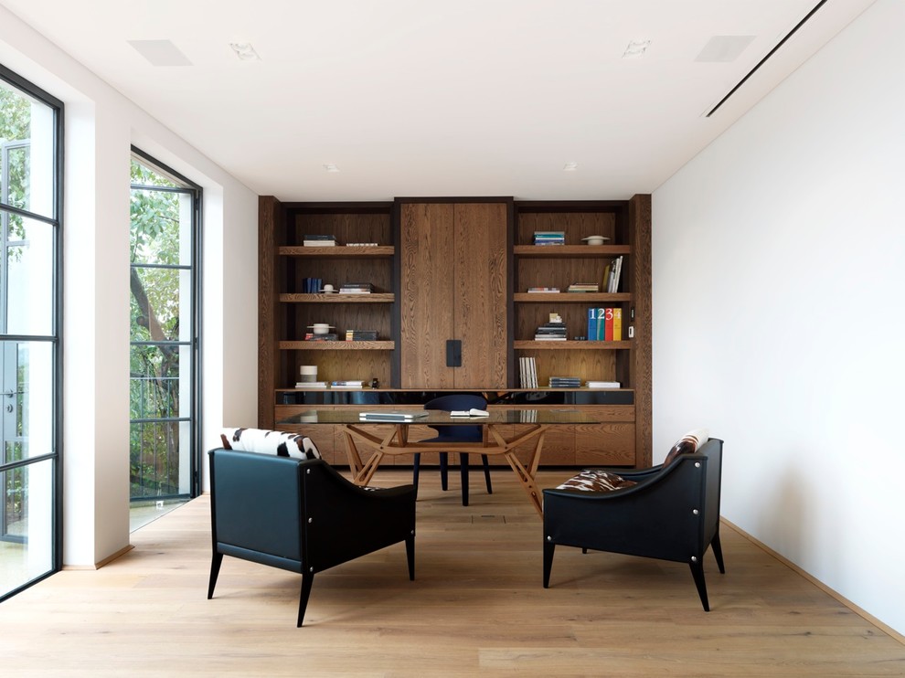 Ispirazione per un grande ufficio minimal con pareti bianche, pavimento in legno massello medio e scrivania autoportante