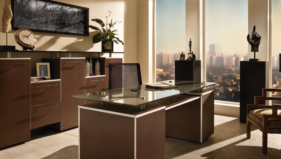 Свежая идея для дизайна: большой кабинет в современном стиле с бежевыми стенами, полом из керамической плитки и отдельно стоящим рабочим столом - отличное фото интерьера