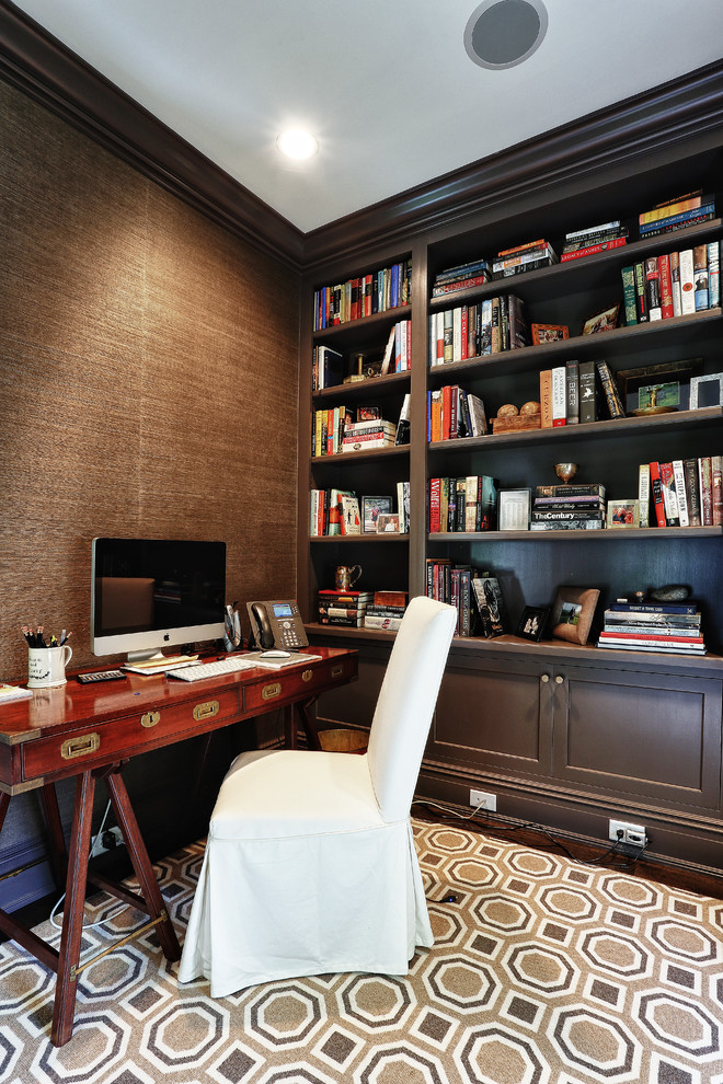 ニューヨークにあるトラディショナルスタイルのおしゃれなホームオフィス・書斎 (茶色い壁、濃色無垢フローリング、自立型机) の写真