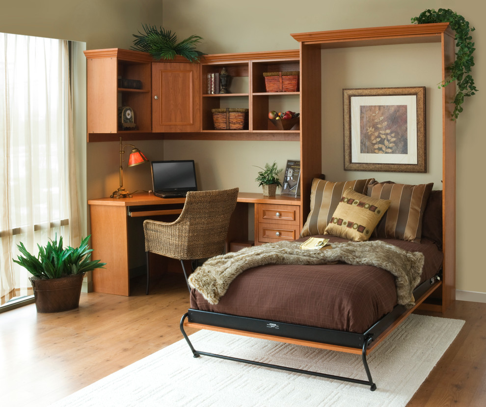 Inspiration pour un bureau traditionnel avec un mur beige, parquet clair, un bureau intégré et un sol marron.