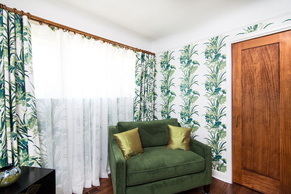 Idée de décoration pour un petit bureau design avec un mur vert, un sol en bois brun, aucune cheminée, un bureau indépendant et un sol marron.