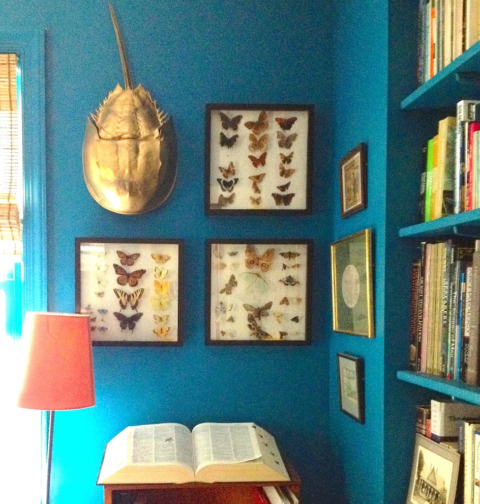Immagine di un ufficio bohémian di medie dimensioni con pareti blu, pavimento in legno massello medio e scrivania autoportante
