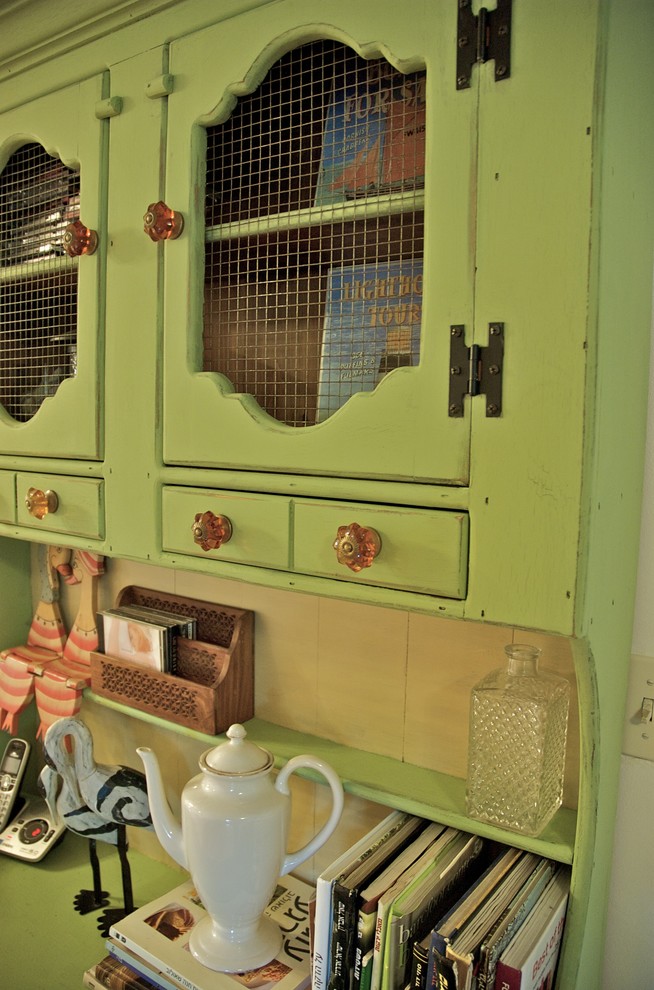 Источник вдохновения для домашнего уюта: кабинет в стиле рустика с отдельно стоящим рабочим столом