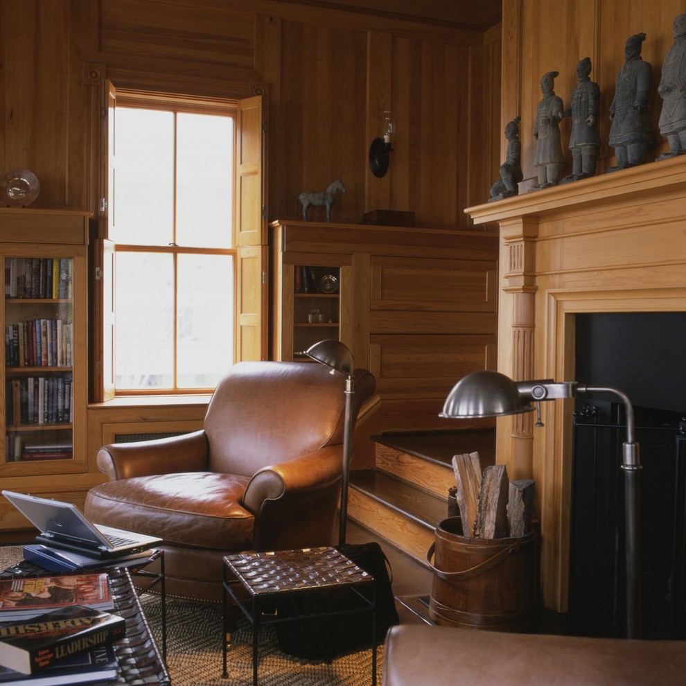 Inspiration för ett stort vintage hemmabibliotek, med bruna väggar, mörkt trägolv och en standard öppen spis