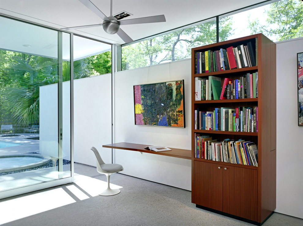 Diseño de despacho moderno con paredes blancas y escritorio empotrado