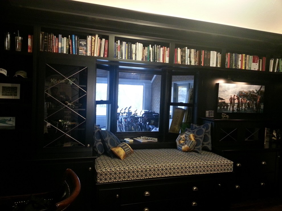 Inspiration för mellanstora klassiska hemmabibliotek, med mellanmörkt trägolv och ett inbyggt skrivbord