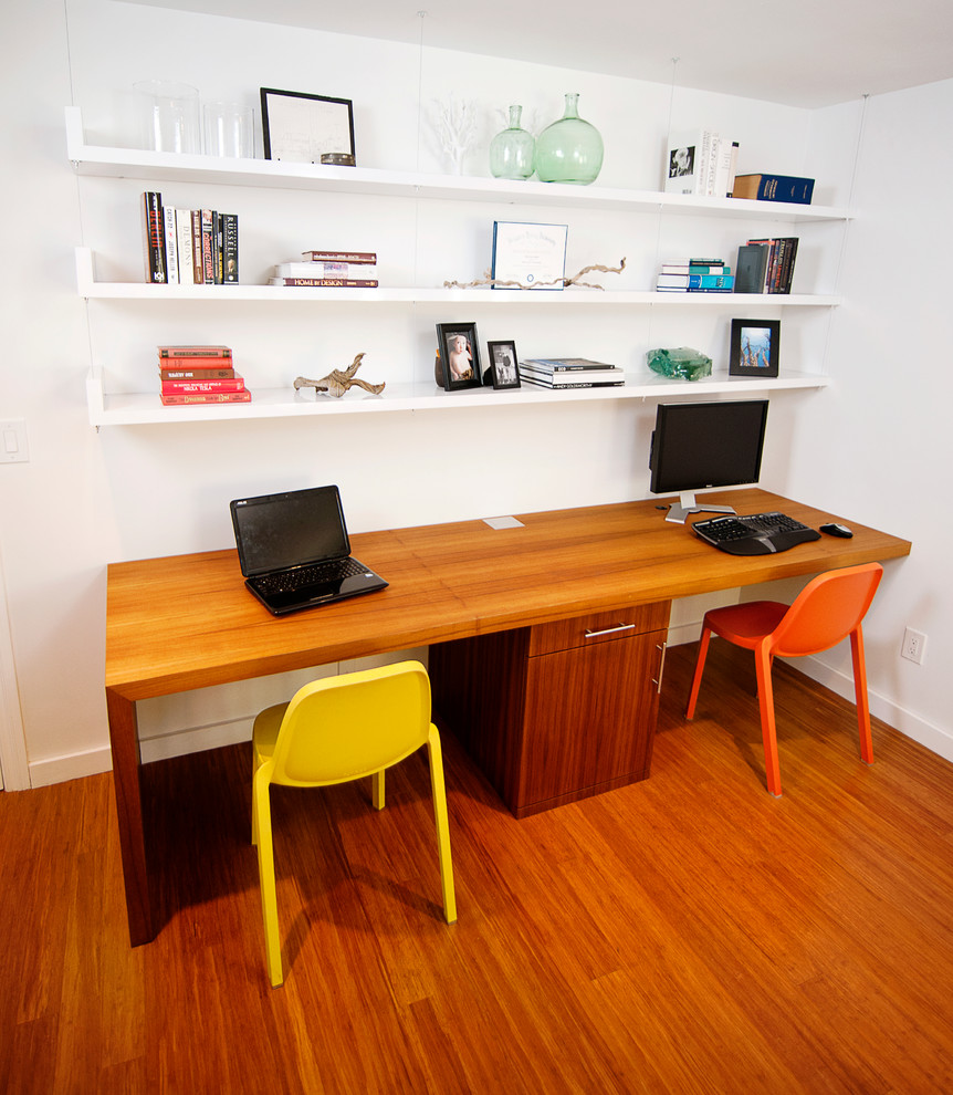 Exemple d'un bureau tendance avec un bureau intégré.