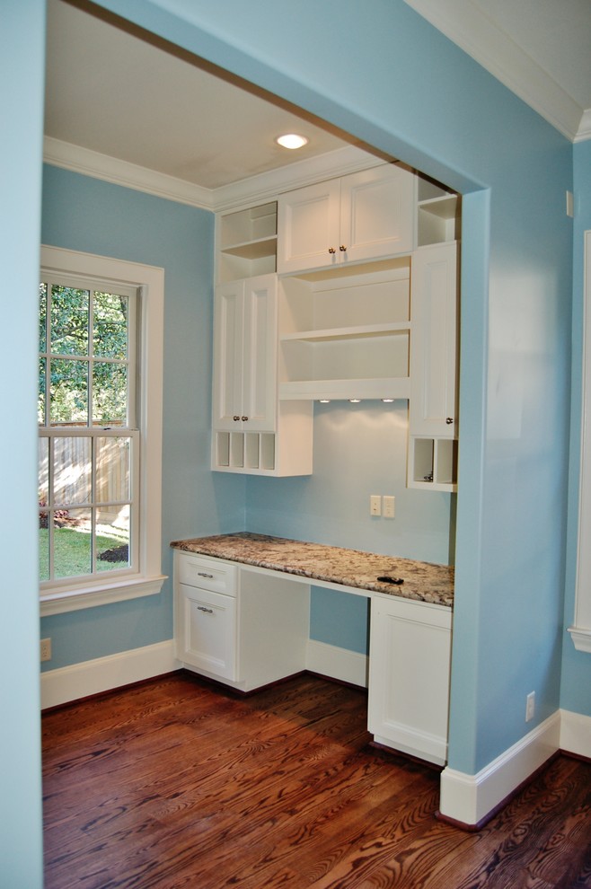 ヒューストンにある小さなトラディショナルスタイルのおしゃれなホームオフィス・書斎 (青い壁、無垢フローリング、造り付け机) の写真