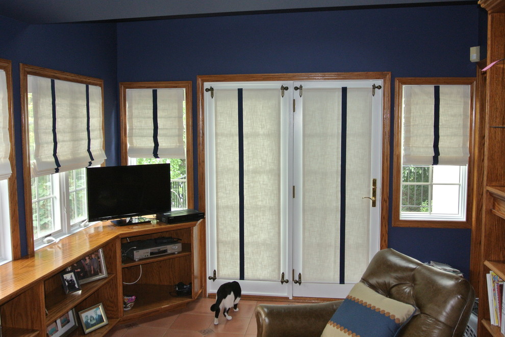 Ejemplo de despacho de estilo americano de tamaño medio con paredes azules, suelo de baldosas de terracota, escritorio empotrado y suelo rojo