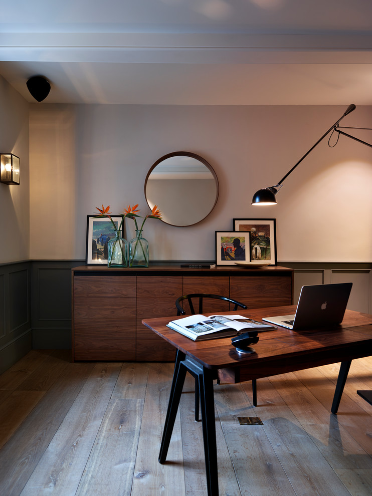 Стильный дизайн: рабочее место в современном стиле с серыми стенами и отдельно стоящим рабочим столом - последний тренд
