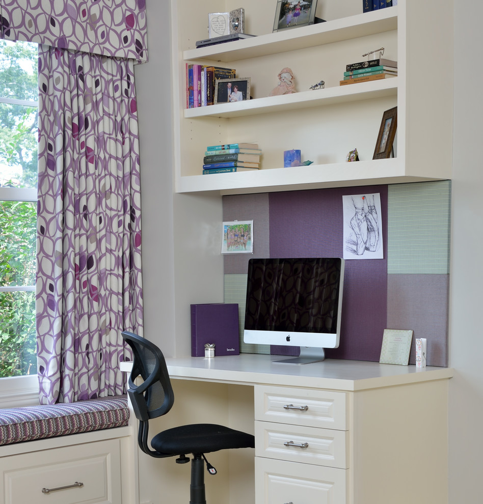 На фото: маленькое рабочее место в стиле неоклассика (современная классика) с ковровым покрытием, встроенным рабочим столом и белыми стенами для на участке и в саду