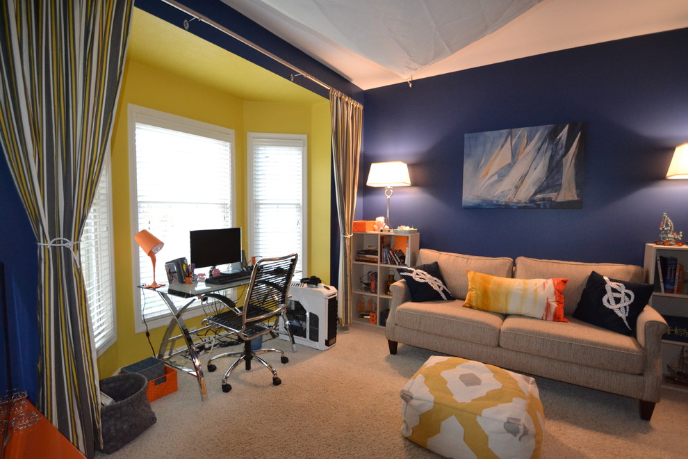 Cette image montre un bureau design de taille moyenne avec un bureau indépendant, un mur bleu et moquette.