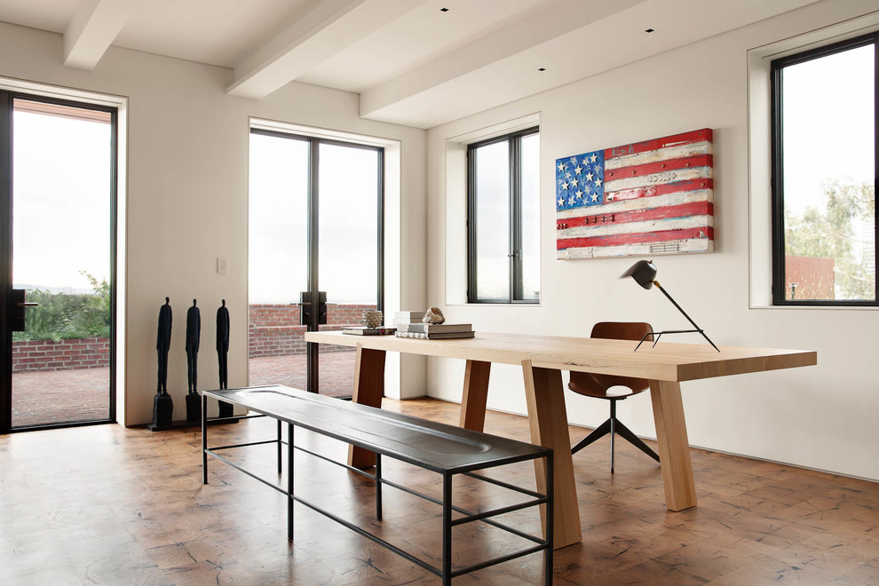 Foto de despacho moderno grande con paredes blancas, suelo de madera clara y escritorio independiente