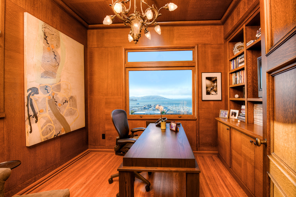 Ispirazione per un ufficio mediterraneo di medie dimensioni con pareti marroni, pavimento in legno massello medio e scrivania autoportante