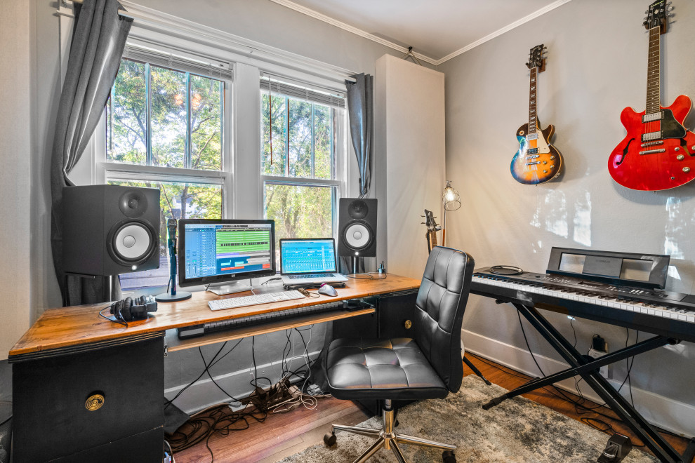 Inspiration pour un bureau traditionnel de type studio avec un mur gris, parquet foncé et un sol marron.