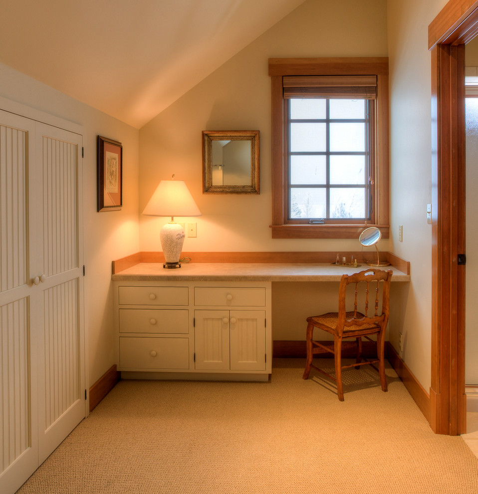シアトルにある高級な小さなカントリー風のおしゃれな書斎 (ベージュの壁、カーペット敷き、造り付け机、ベージュの床) の写真