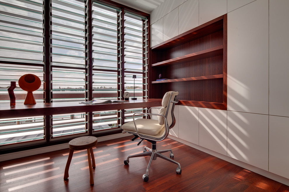 シドニーにあるコンテンポラリースタイルのおしゃれなホームオフィス・書斎 (造り付け机) の写真