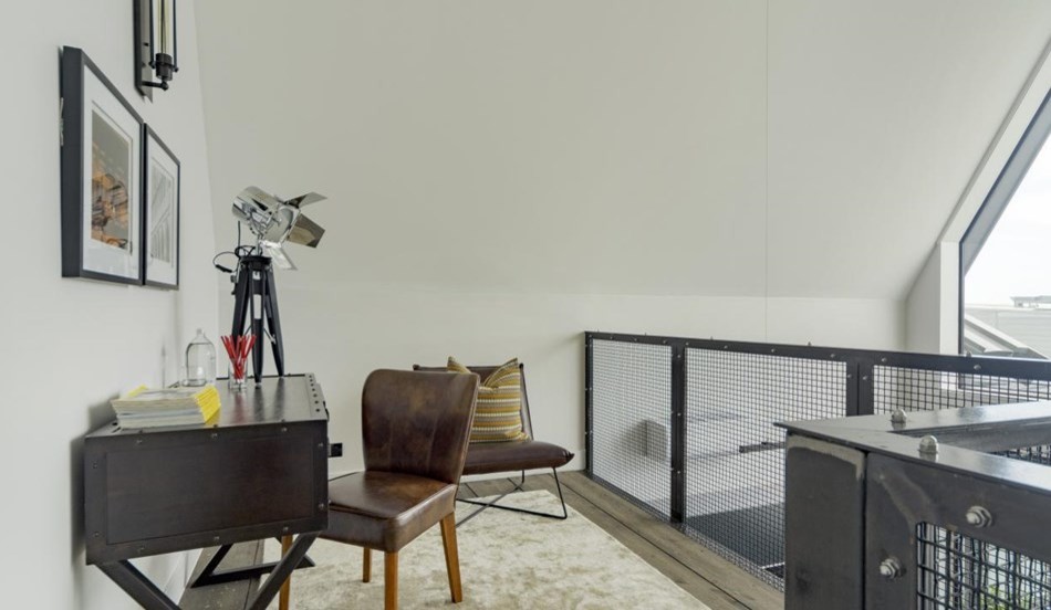 Ispirazione per un piccolo ufficio contemporaneo con pareti bianche, parquet chiaro, nessun camino, scrivania autoportante e pavimento beige
