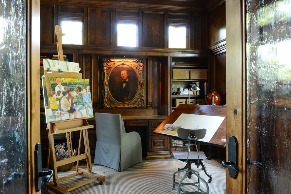 Exempel på ett eklektiskt arbetsrum, med bruna väggar, mörkt trägolv och ett fristående skrivbord