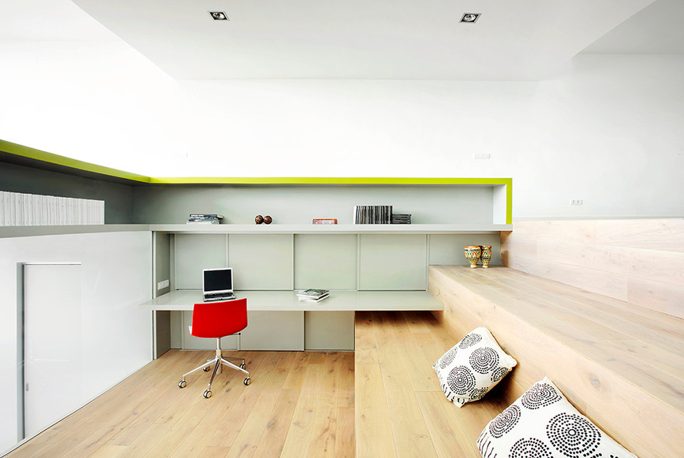 Aménagement d'un bureau contemporain de taille moyenne avec un mur blanc, parquet clair, aucune cheminée et un bureau intégré.
